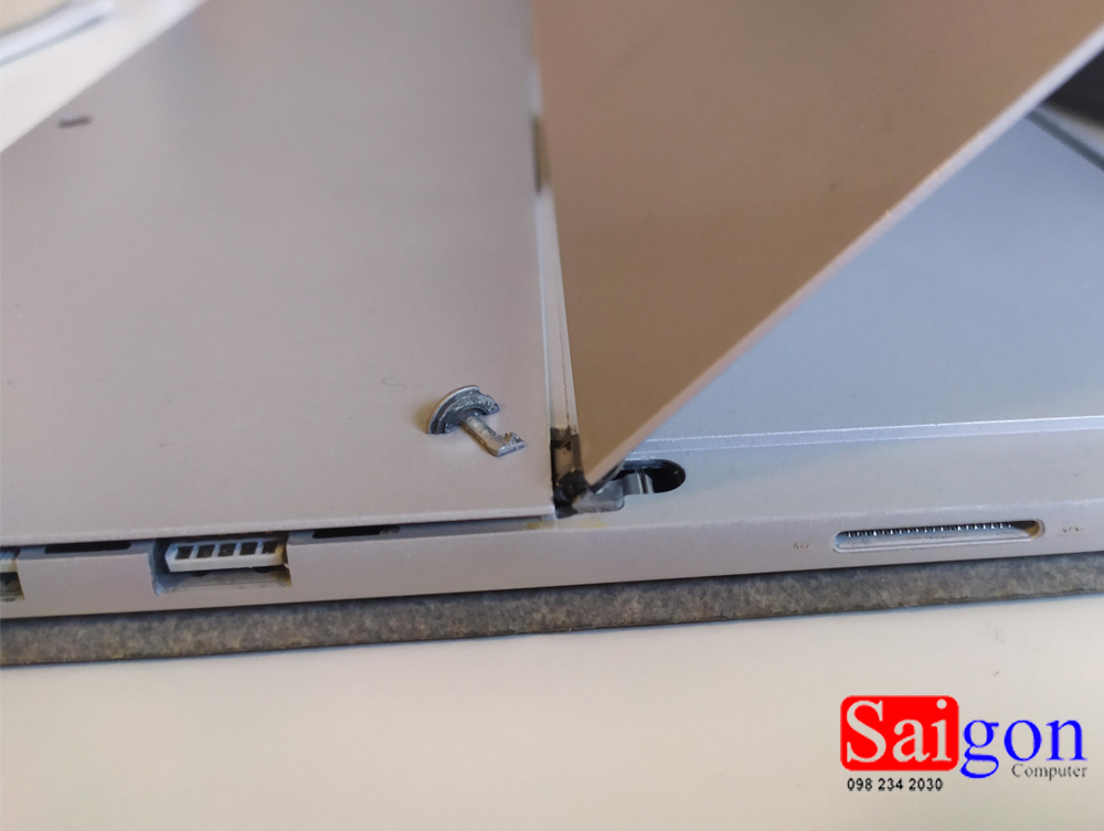 Địa Chỉ Sửa Bản Lề Surface Laptop Tại HCM