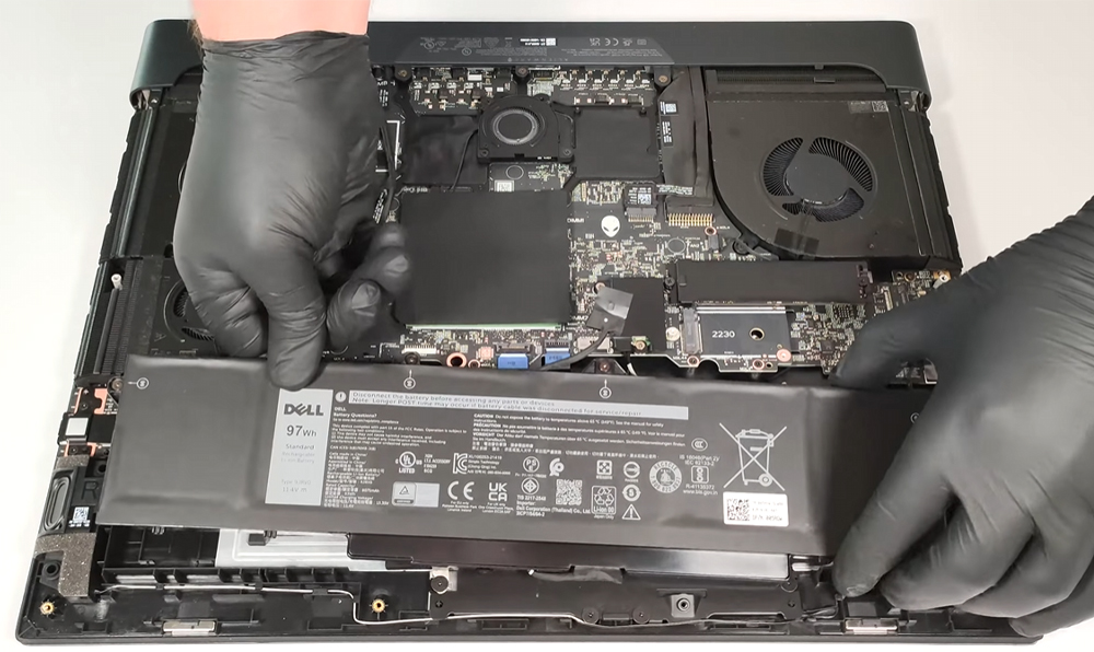Hướng dẫn thay pin cho Dell Alienware m18 R2