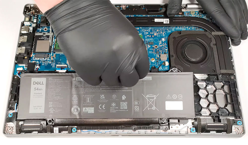 Hướng dẫn thay pin cho Dell Latitude 15 5550