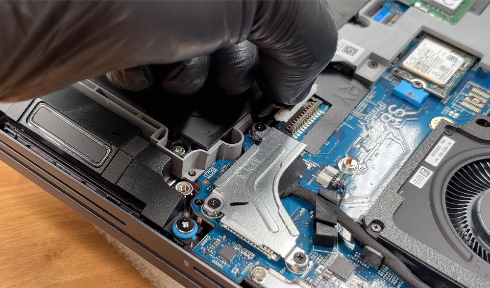 Hướng dẫn thay pin cho Dell Pro Max 16 MC16250