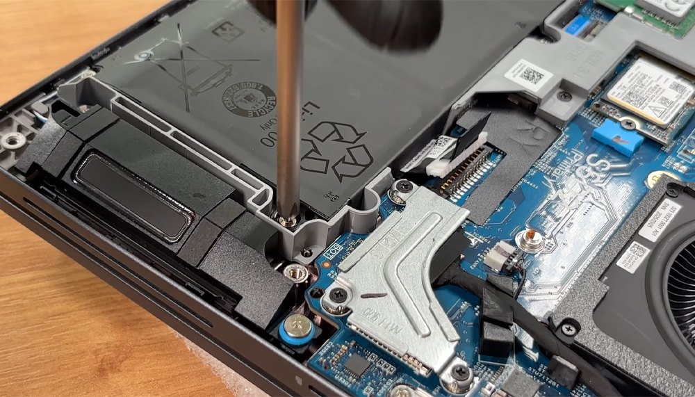 Hướng dẫn thay pin cho Dell Pro Max 16 MC16250