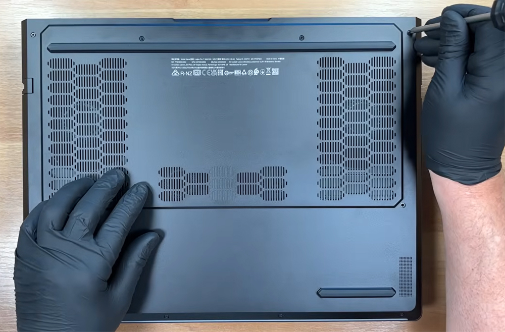 Hướng dẫn vệ sinh laptop Lenovo Legion Pro 7i Gen 10 16inch Intel