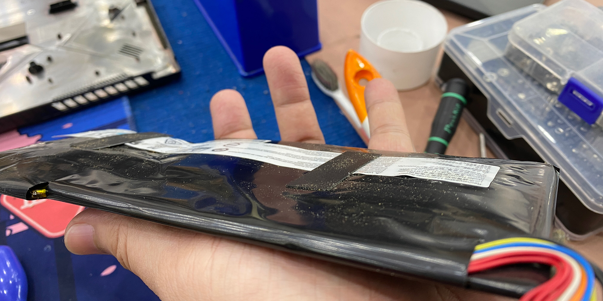 V&igrave; Sao Cần Thay Pin Laptop Đ&uacute;ng L&uacute;c V&agrave; Đ&uacute;ng Nơi?